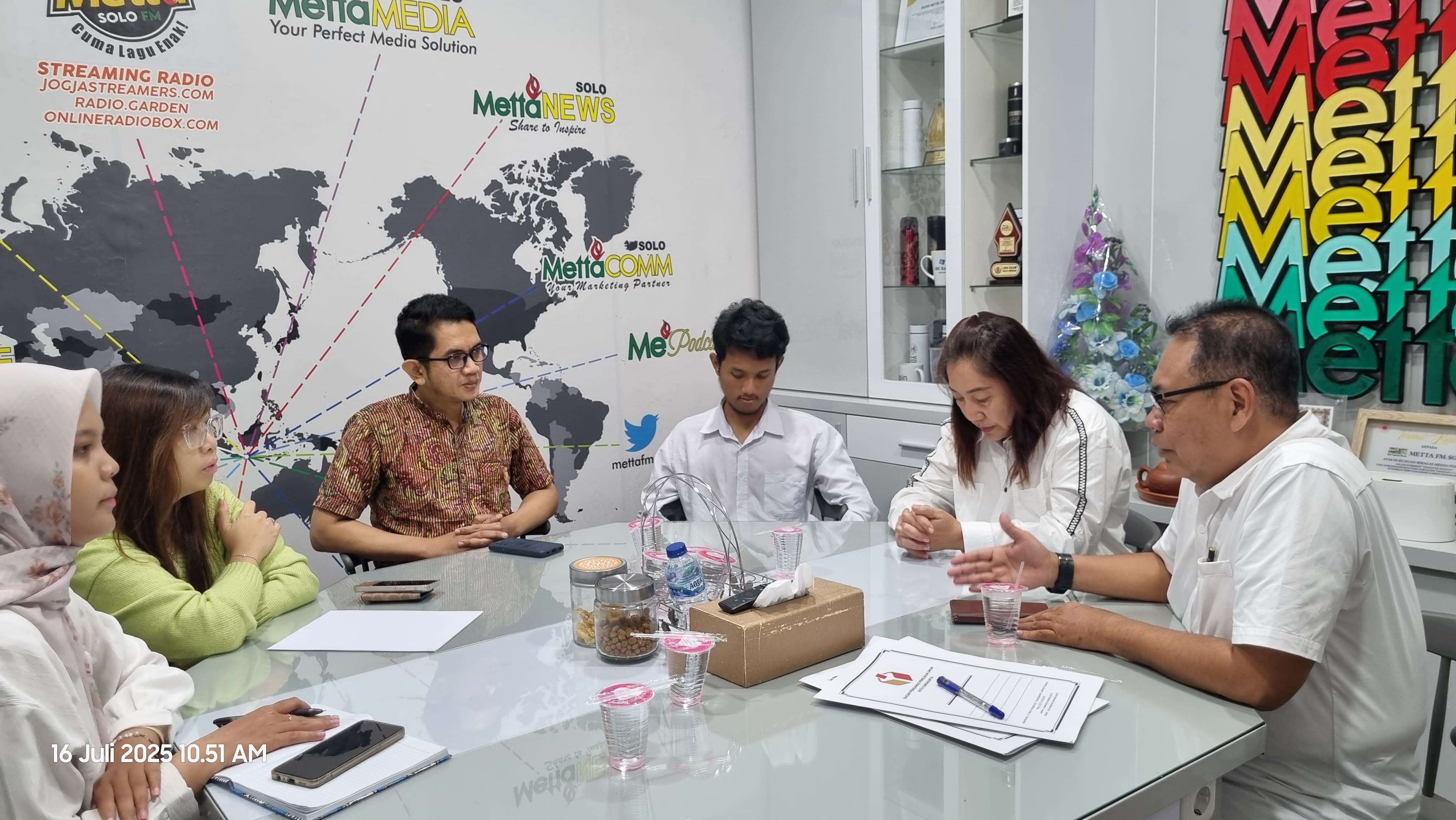 Anggota Bawaslu Kota Surakarta, Agus Sulistyo dan Poppy Kusuma saat membahas draft MoU dengan Metta FM Solo