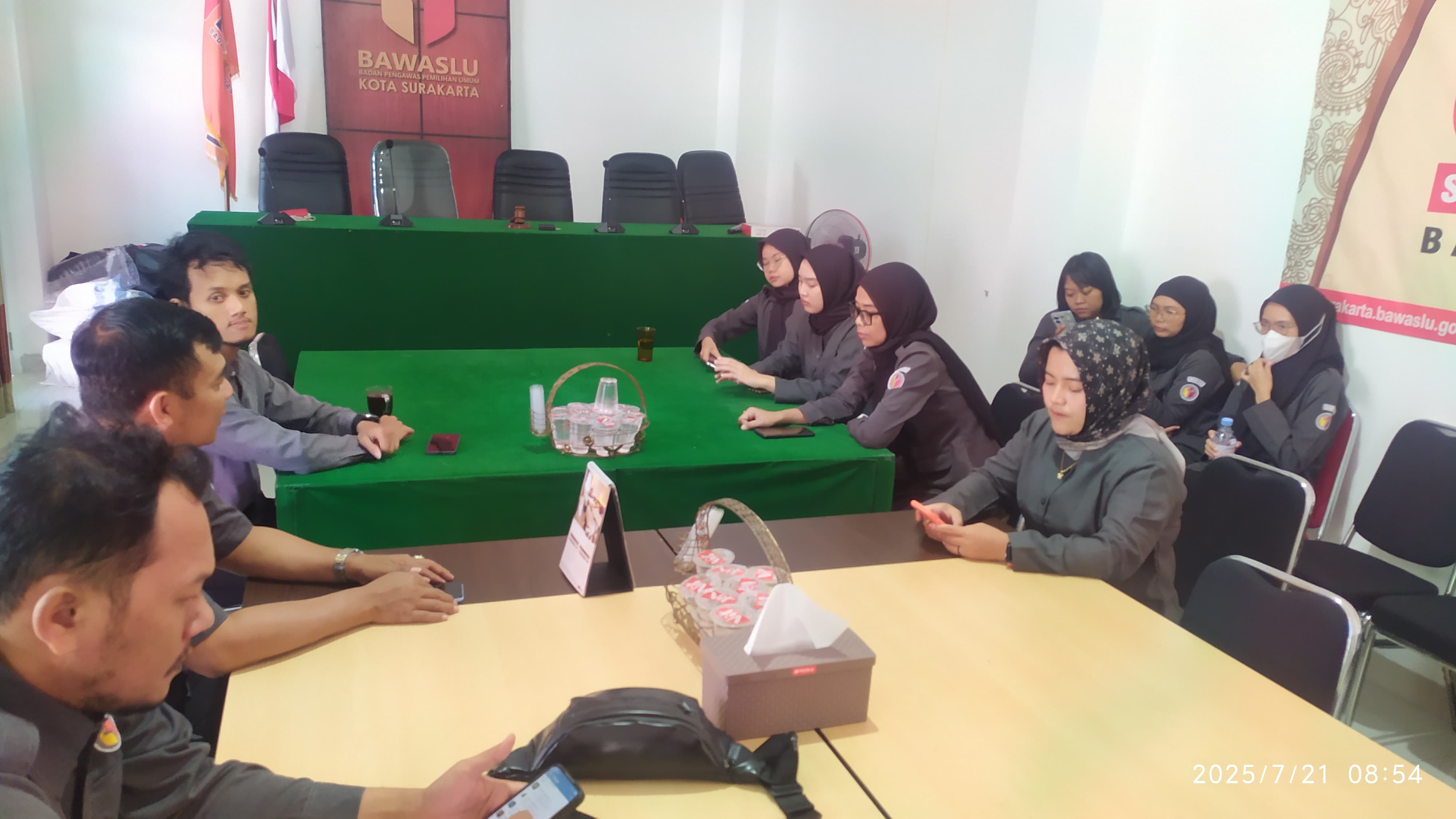 suasana rapat rutin mingguan di aula Kantor Bawaslu