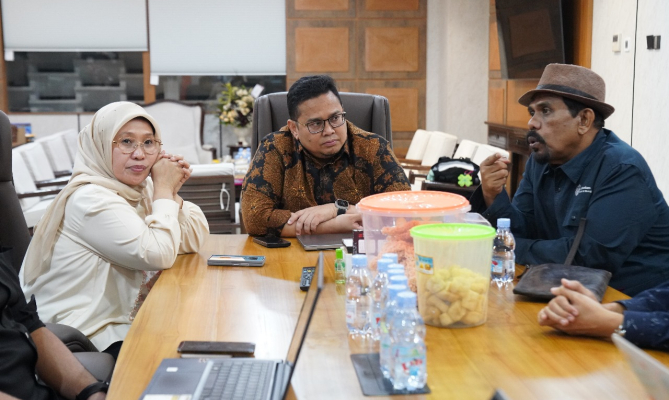 Ketua Bawaslu Rahmat Bagja saat menerima audiensi dari Institut Hijau Indonesia (IHI) di Gedung Bawaslu, Senin (22/7/2025)/Foto: Publikasi dan Pemberitaan Bawaslu