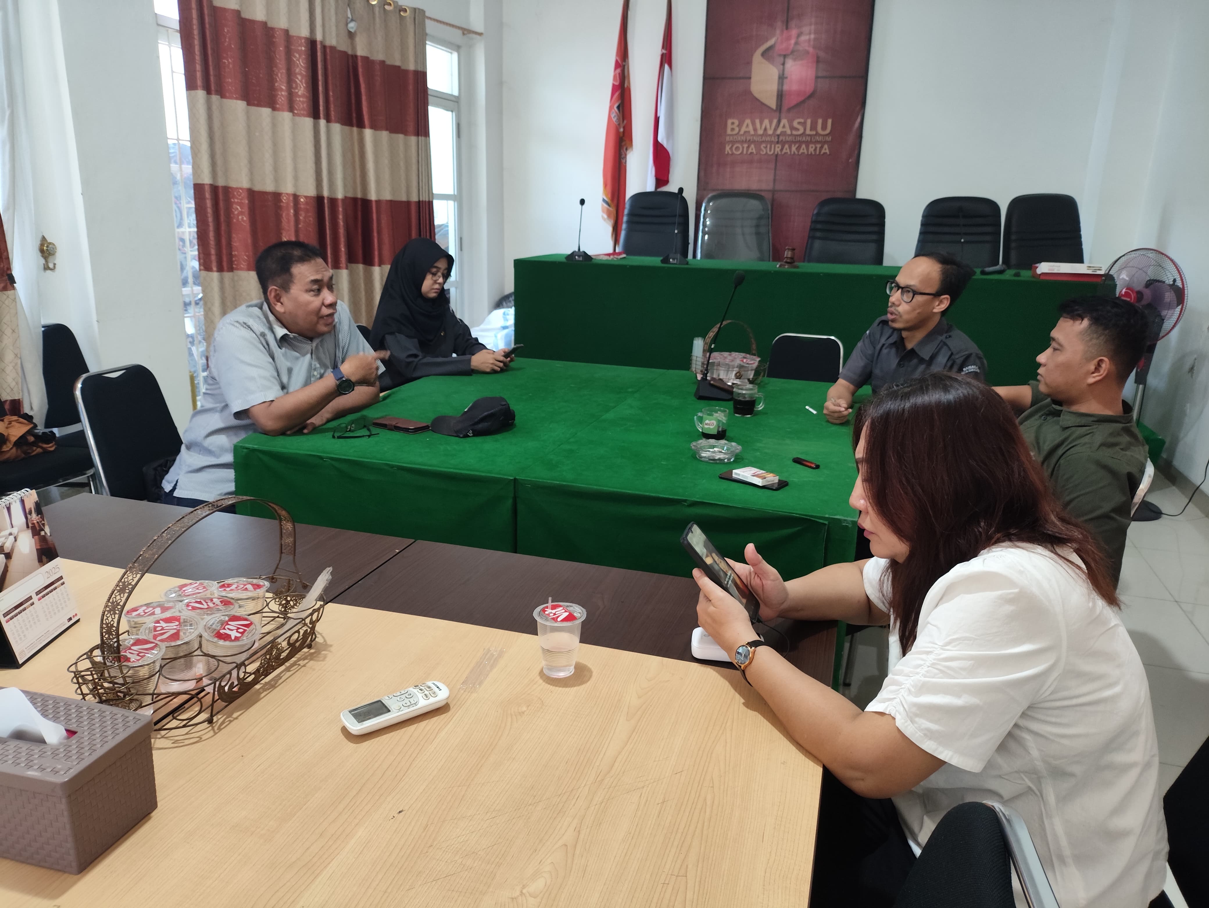 suasana penyusunan materi kurikulum untuk program Short Course dan Coaching Hukum Kepemiluan