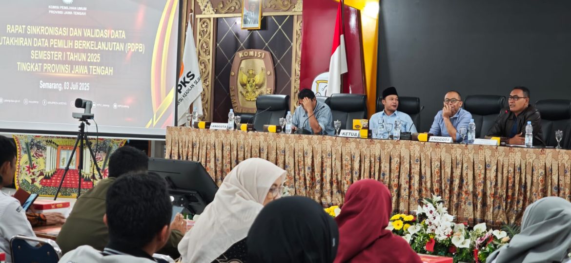 suasana saat Nur Kholiq saat menghadiri  rapat sinkronisasi dan validasi data menjelang pleno terbuka Rekapitulasi Pemutakhiran Data Pemilih Berkelanjutan (PDPB)