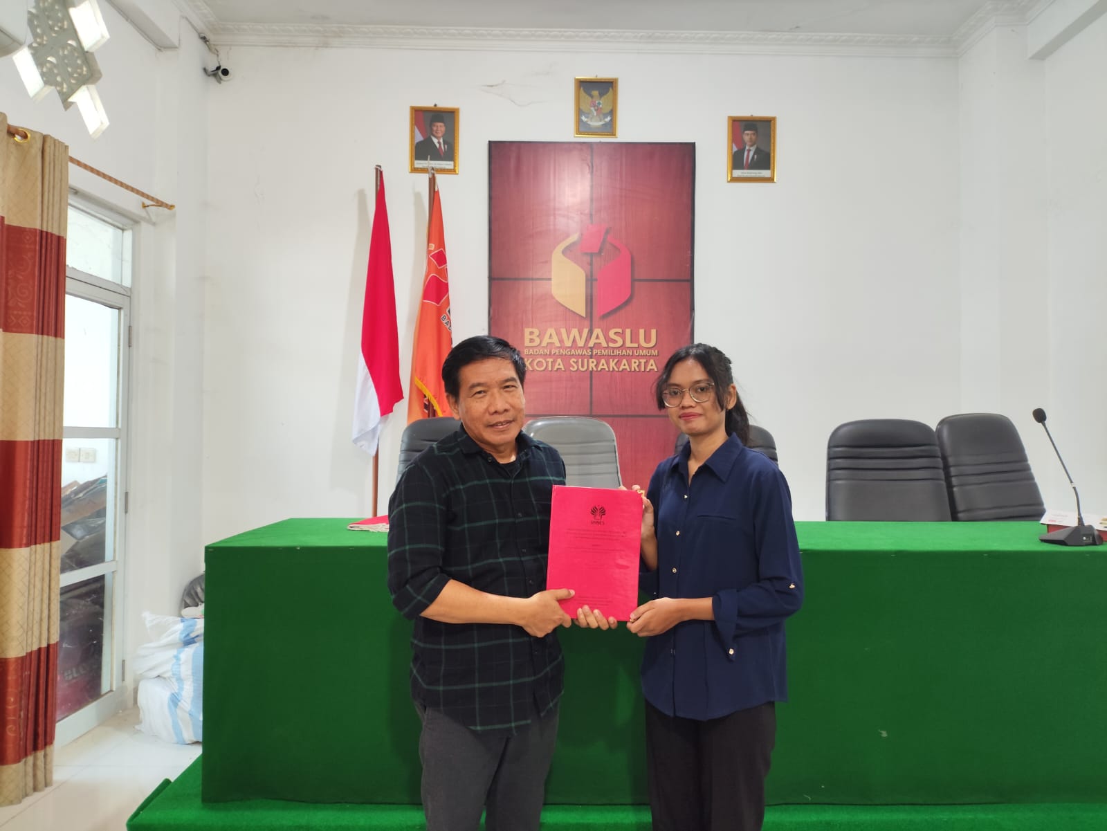 Penyerahan Hasil Penelitian Angeline Sorta Br. Silalahi Kepada Ketua Bawaslu Kota Surakarta