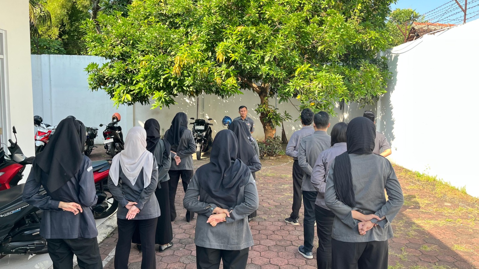 Koordinator Sekretariat, Rafi Ulludin Himam saat memimpin Apel Senin Pagi Bawaslu Kota Surakarta