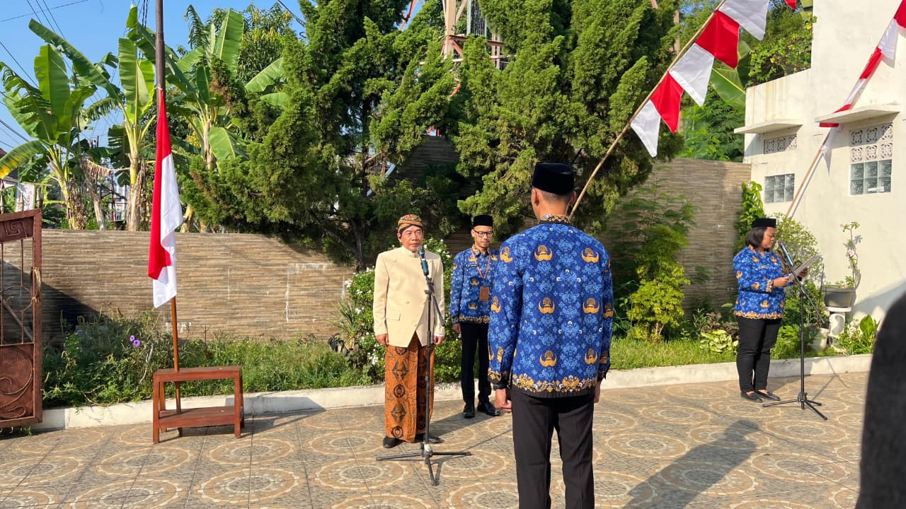 suasana upacara peringatan HUT RI ke 80 di halaman Kantor Bawaslu Kota Surakarta