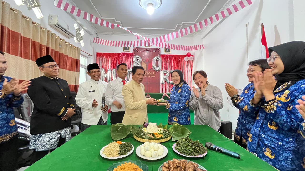 suasana potong tumpeng Bawaslu Kota Surakarta saat perayaan HUT Kemerdekaan RI ke 80 