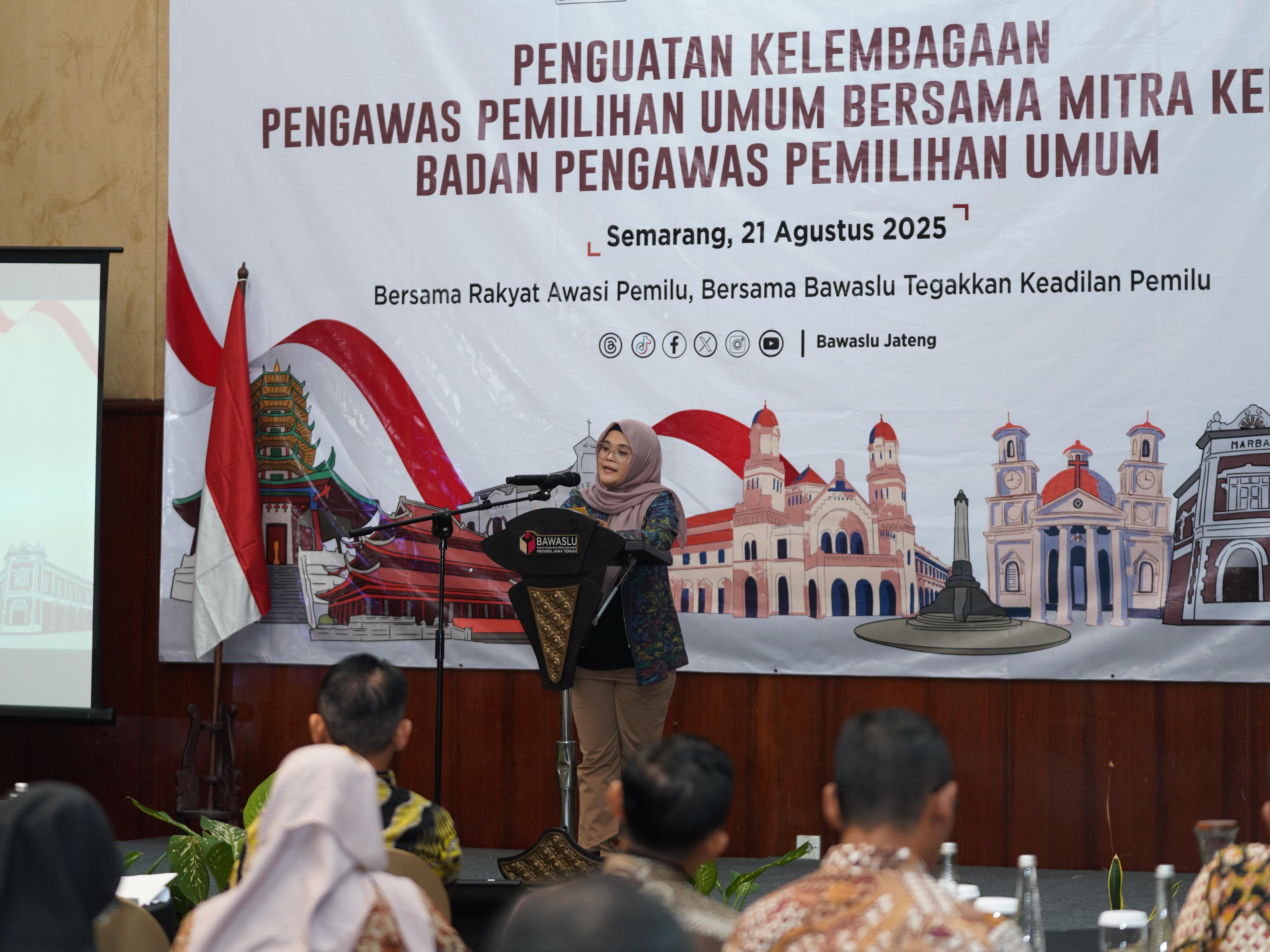 Anggota Bawaslu Lolly Suhenty dalam Penguatan Kelembagaan Pengawas Pemilihan Umum Bersama Mitra Kerja Bawaslu di Semarang. Kamis (21/8/2025)/Foto: Publikasi dan Pemberitaan Bawaslu