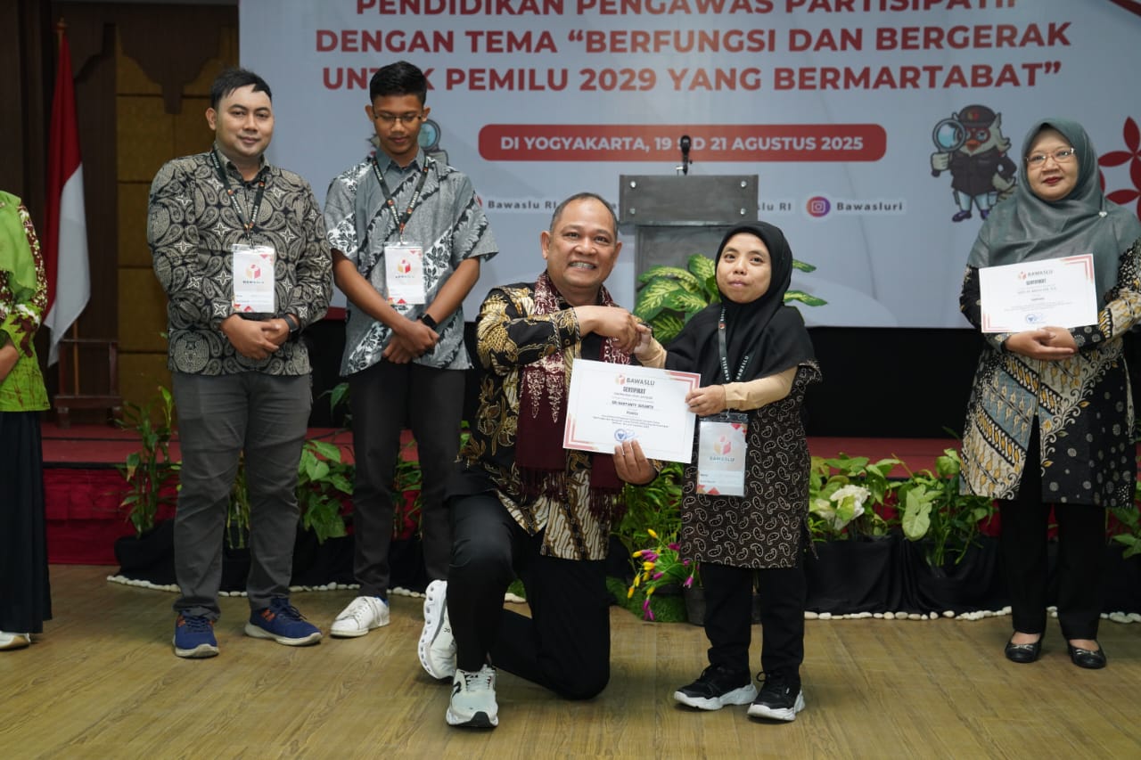 Anggota Bawaslu Totok Hariyono saat menutup kegiatan Pendidikan Pengawasan Partisipatif (P2P) bertema 'Berfungsi dan Bergerak untuk Pemilu 2029 di Yogyakarta, Kamis (21/8/2025)/Foto: Publikasi dan Pemberitaan Bawaslu