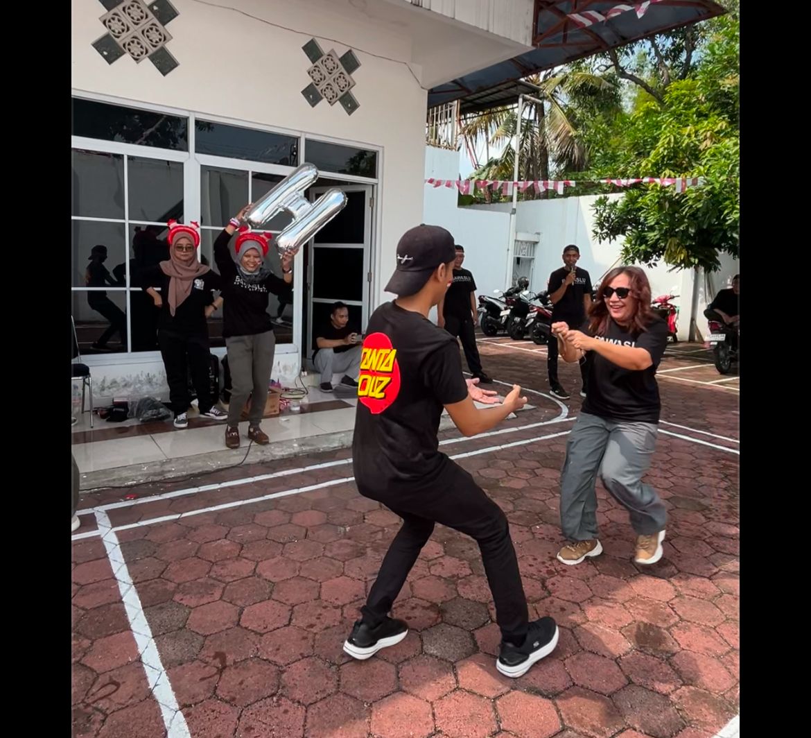 suasana perlombaan dalam semarak HUT ke 80 Kemerdekaan RI di Bawaslu Kota Surakarta