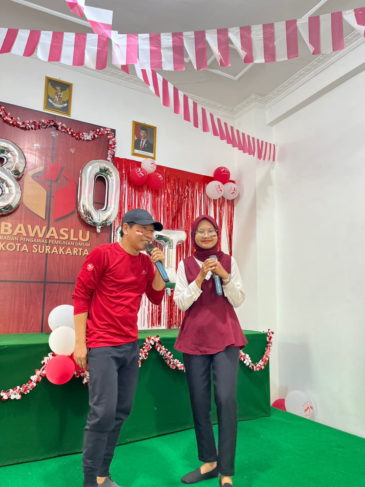 suasana perlombaan dalam semarak HUT ke 80 Kemerdekaan RI di Bawaslu Kota Surakarta