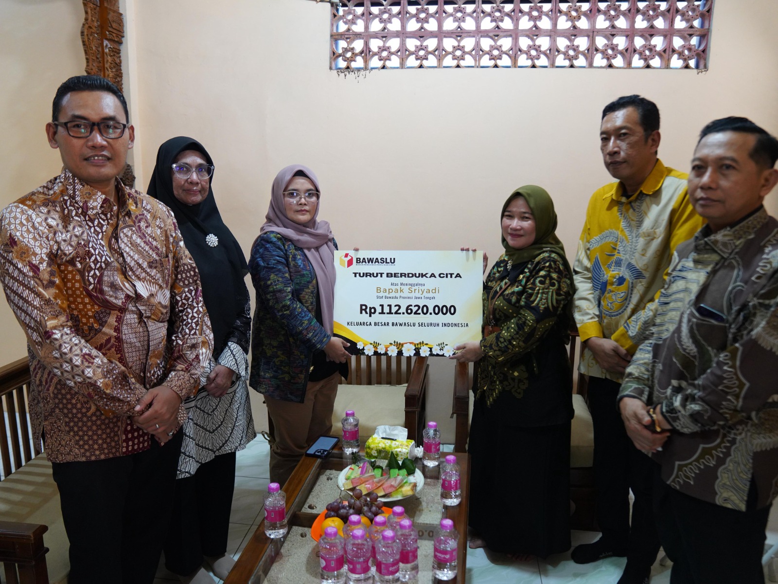 Anggota Bawaslu Lolly Suhenty menyerahkan dana kerahiman kepada pihak keluarga pengawas pemilu di kediaman Alm. Sriyadi, Demak, Jawa Tengah pada Kamis (21/8/2025)/Foto: Publikasi dan Pemberitaan Bawaslu