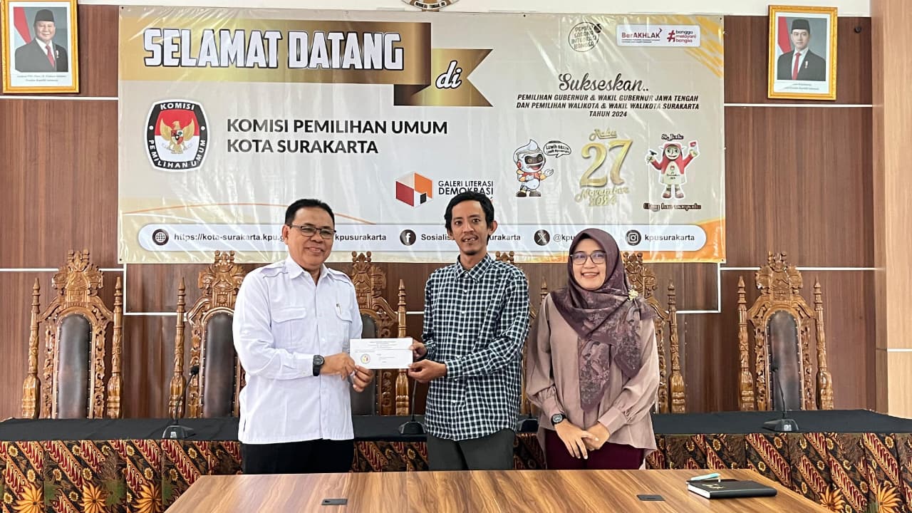 Agus Sulistyo, Anggota Bawaslu Kota Surakarta saat menyampaikan saran perbaikan hasil uji petik Pemutakhiran Data Pemilih Berkelanjutan (PDPB) kepada KPU Kota Surakarta