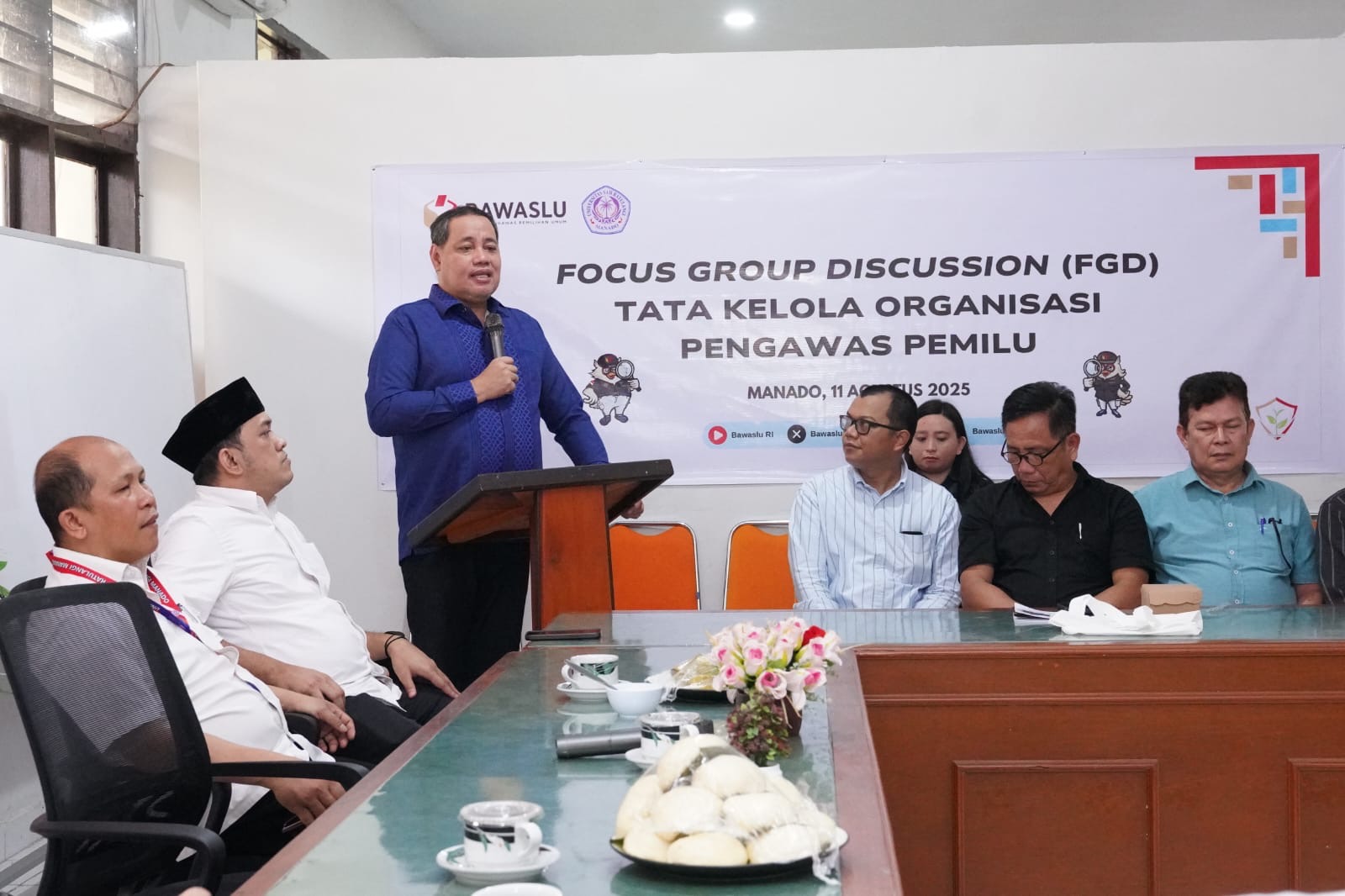 Anggota Bawaslu Herwyn JH Malonda saat membuka Focus Group Discussion (FGD) Tata Kelola Organisasi Pengawas Pemilu, di Universitas Sam Ratulangi, Manado, Sulawesi Utara, Senin, (11/8/2025).