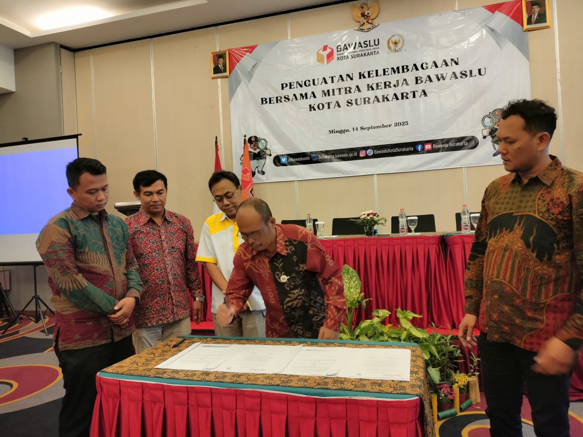 Penandatanganan MoU antara Bawaslu Surakarta dengan Disperarsip Surakarta 