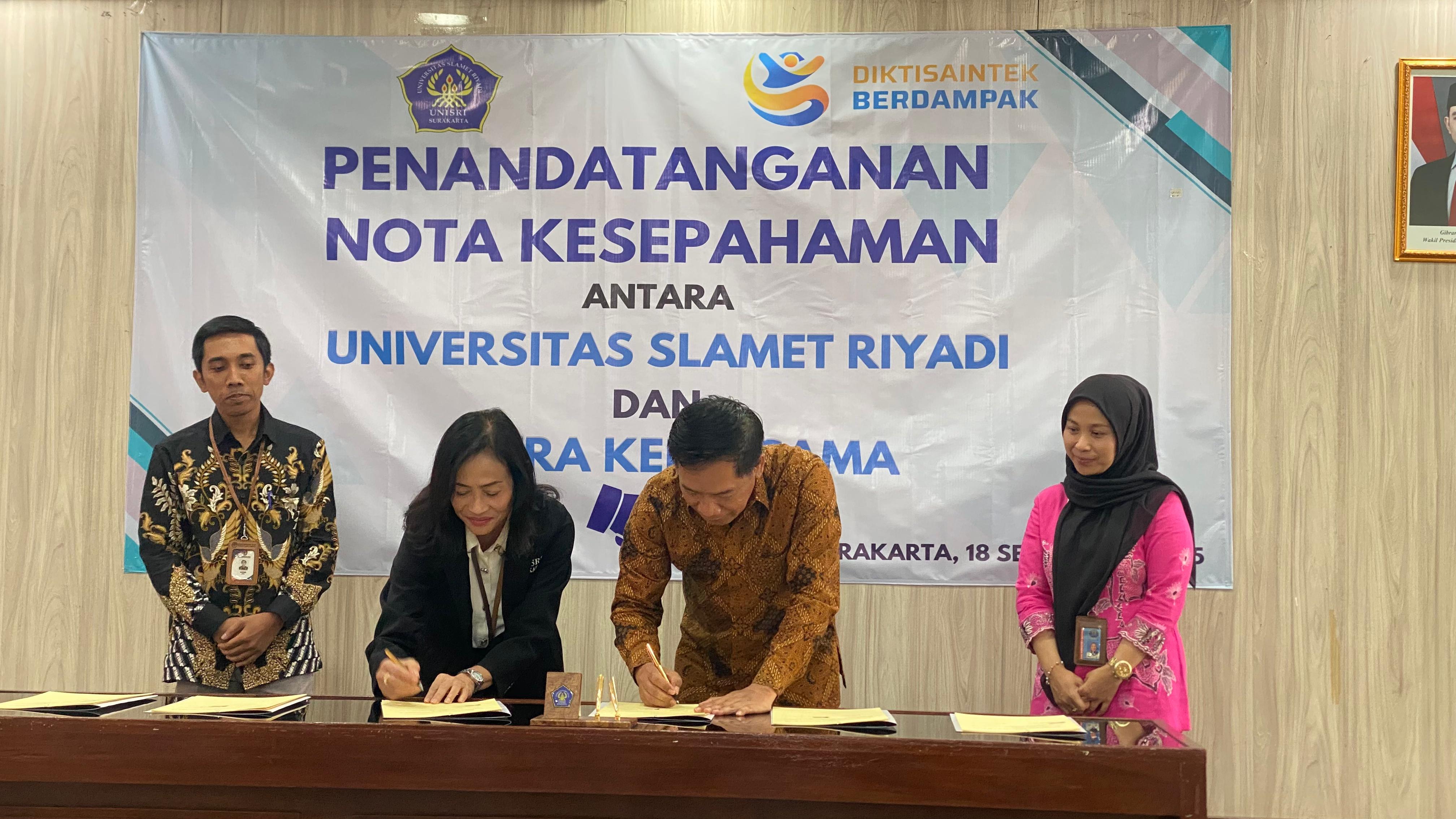 Proses penandatanganan MoU antara Bawaslu Kota Surakarta denga Universitas Slamet Riyadi Surakarta 