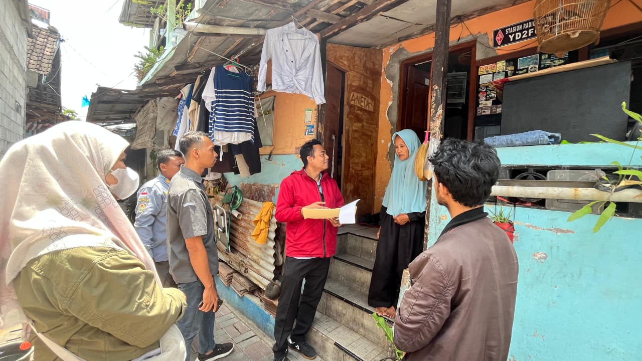 Bawaslu Kota Surakarta saat melakukan pengawasan coklit terbatas kepada pemilih diatas 100 tahun di kelurahan Mojo, Kecamatan Pasar Kliwon