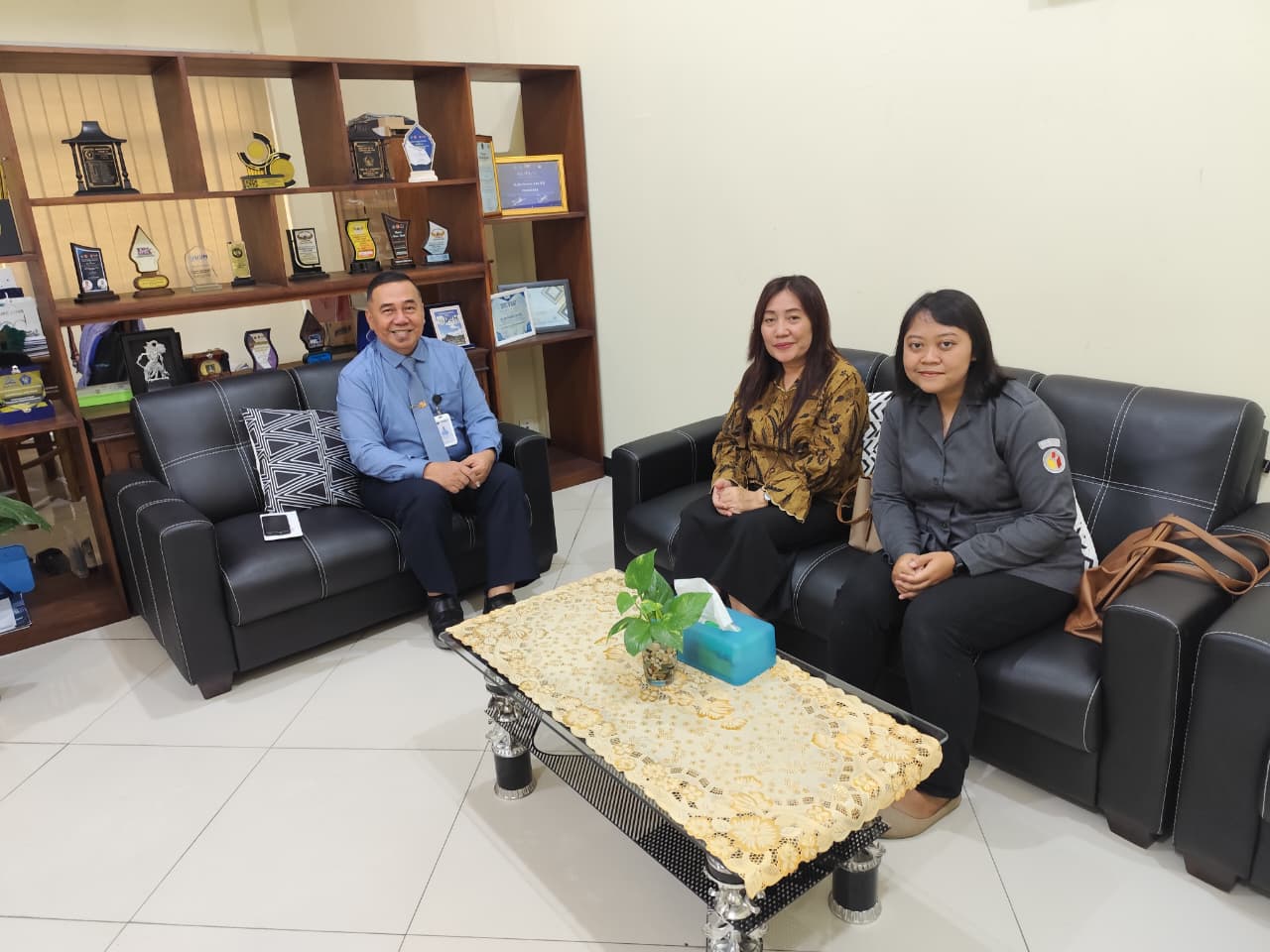 Poppy Kusuma saat audiensi dengan Wakil Rektor Unisri