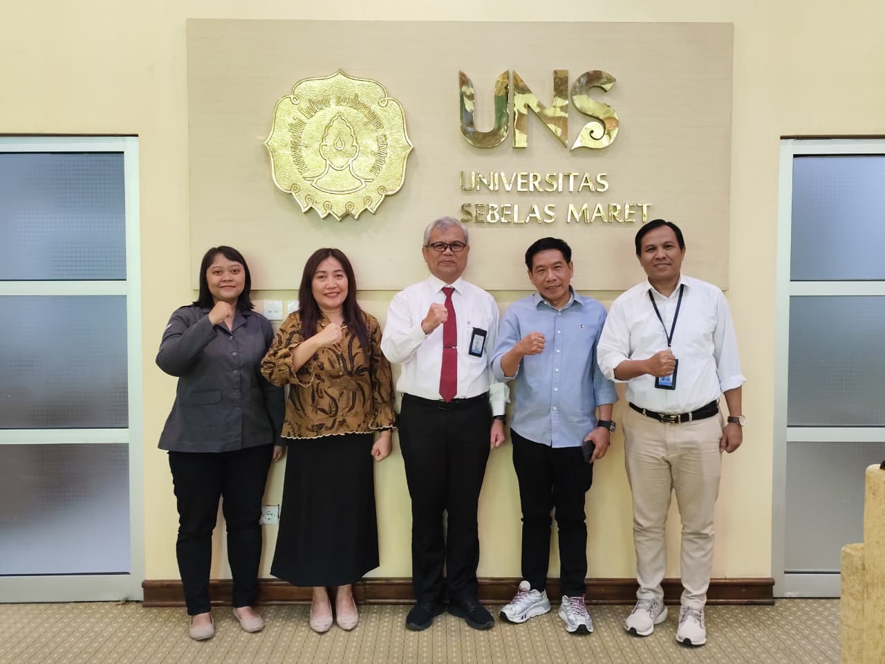 foto bersama Ketua dan Anggota Bawaslu Kota Surakarta dengan Rektor dan Sekretaris Universitas Sebelas Maret Surakarta