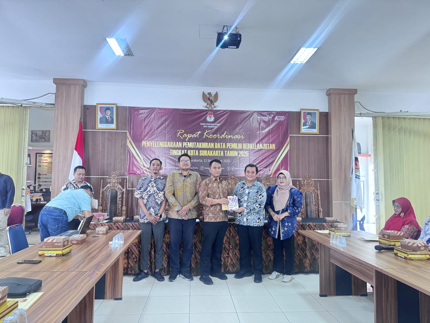 Anggota Bawaslu Kota Surakarta, Setyo Puji saat foto bersama dengan Komisioner KPU Surakarta pada Rapat Koordinasi Pemutakhiran Data Pemilih Berkelanjutan Triwulan III