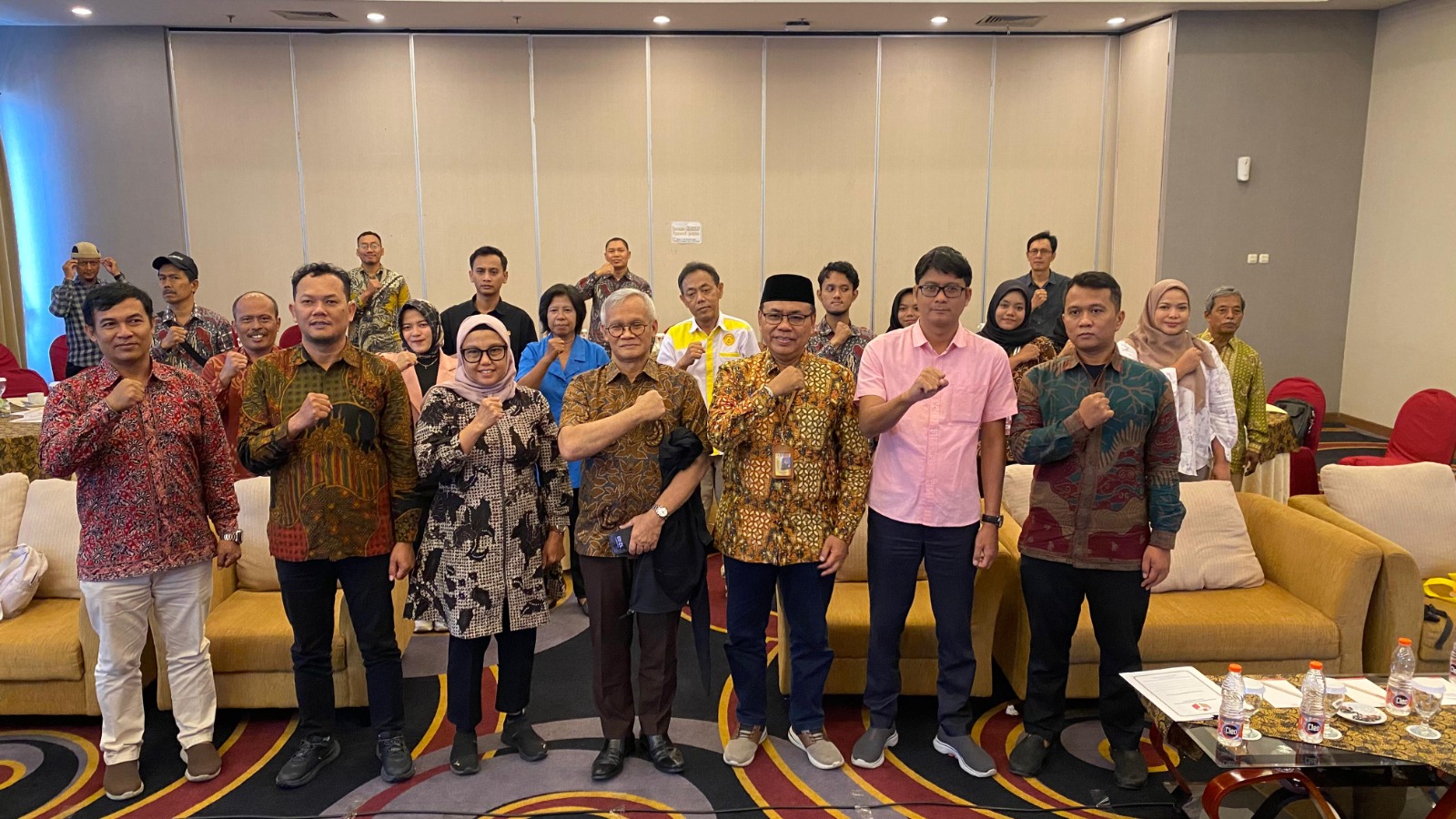 Foto bersama, Bawaslu Kota Surakarta dengan narasumber dan peserta pada kegiatan penguatan kelembagaan bersama mitra Bawaslu