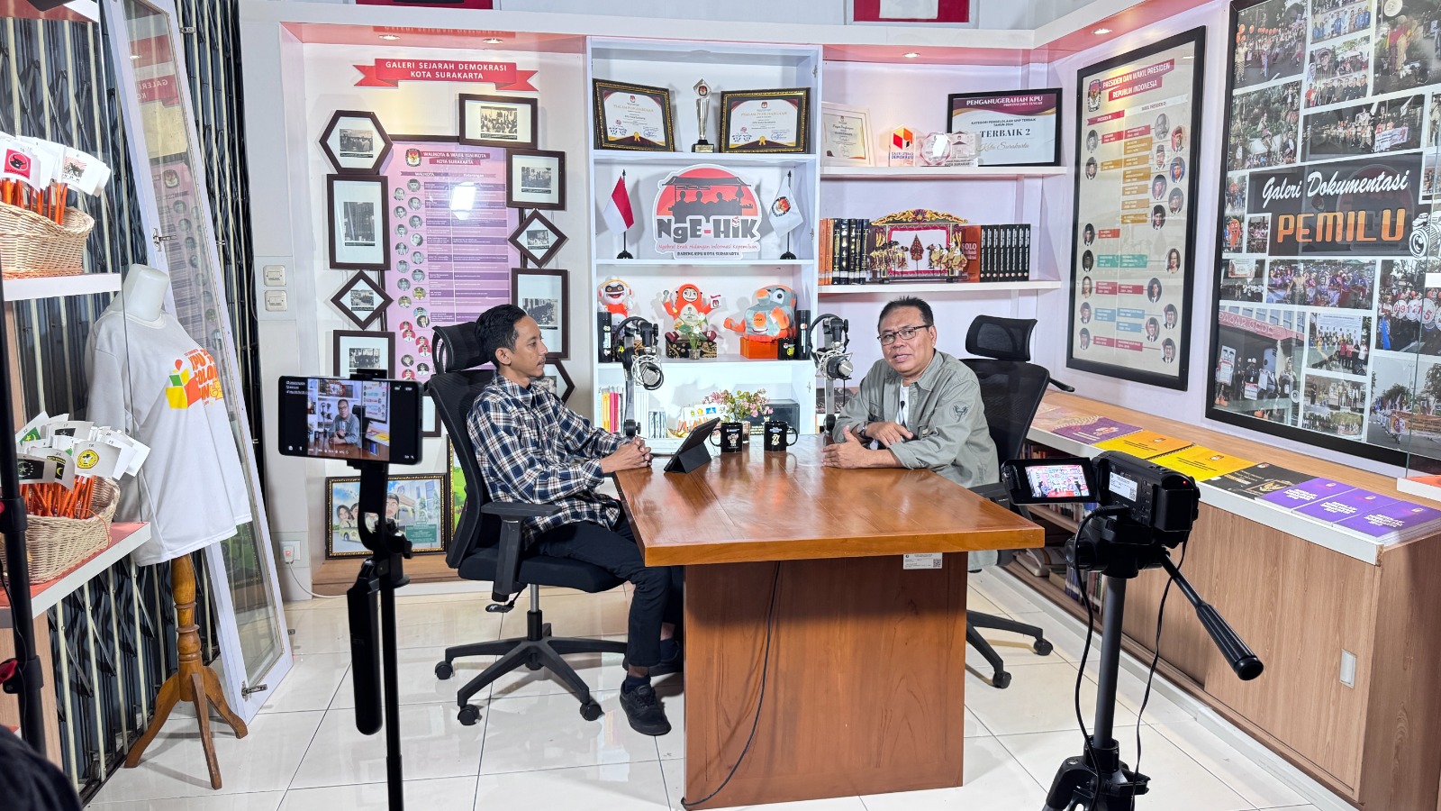 Agus Sulistyo saat menjadi pembicara dalam podcast “NgE-HIK” (Ngobrol Enak Hidangan Informasi Kepemiluan) yang digelar KPU Kota Surakarta