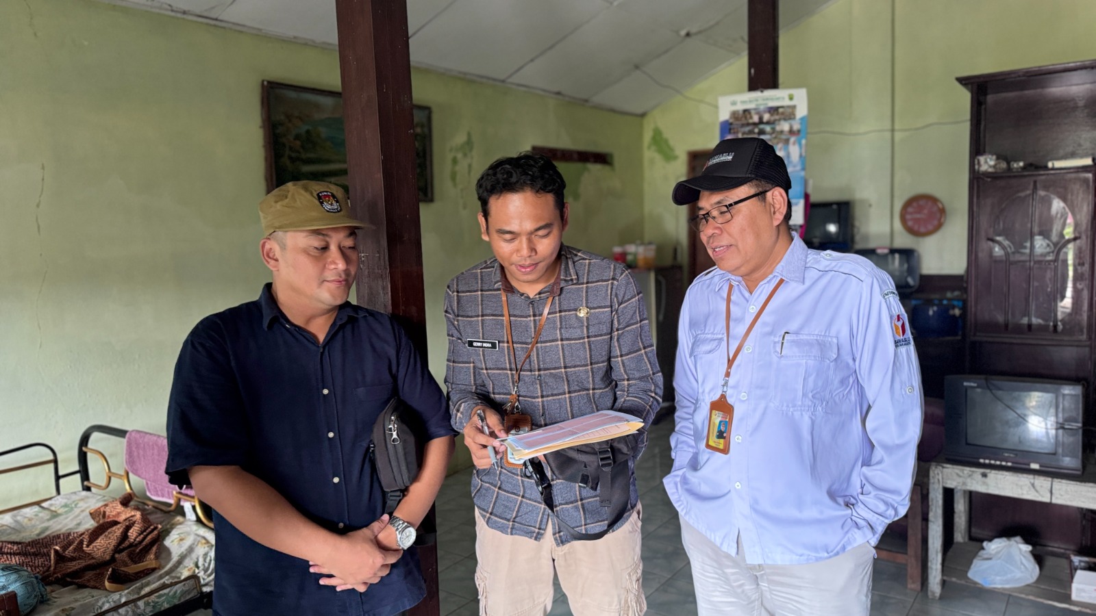 Agus Sulistyo saat melakukan pengawasan coklit oleh KPU Surakarta kepada salah satu pemilih berusia diatas 1 Abad