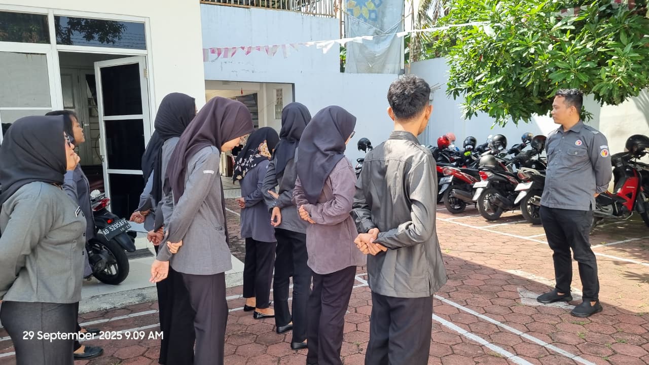 pel dipimpin oleh nggota Bawaslu Kota Surakarta, Kordiv. Hukum dan Penyelesaian Sengketa, Setyo Puji S., S.Sos dan diikuti seluruh jajaran sekretariat