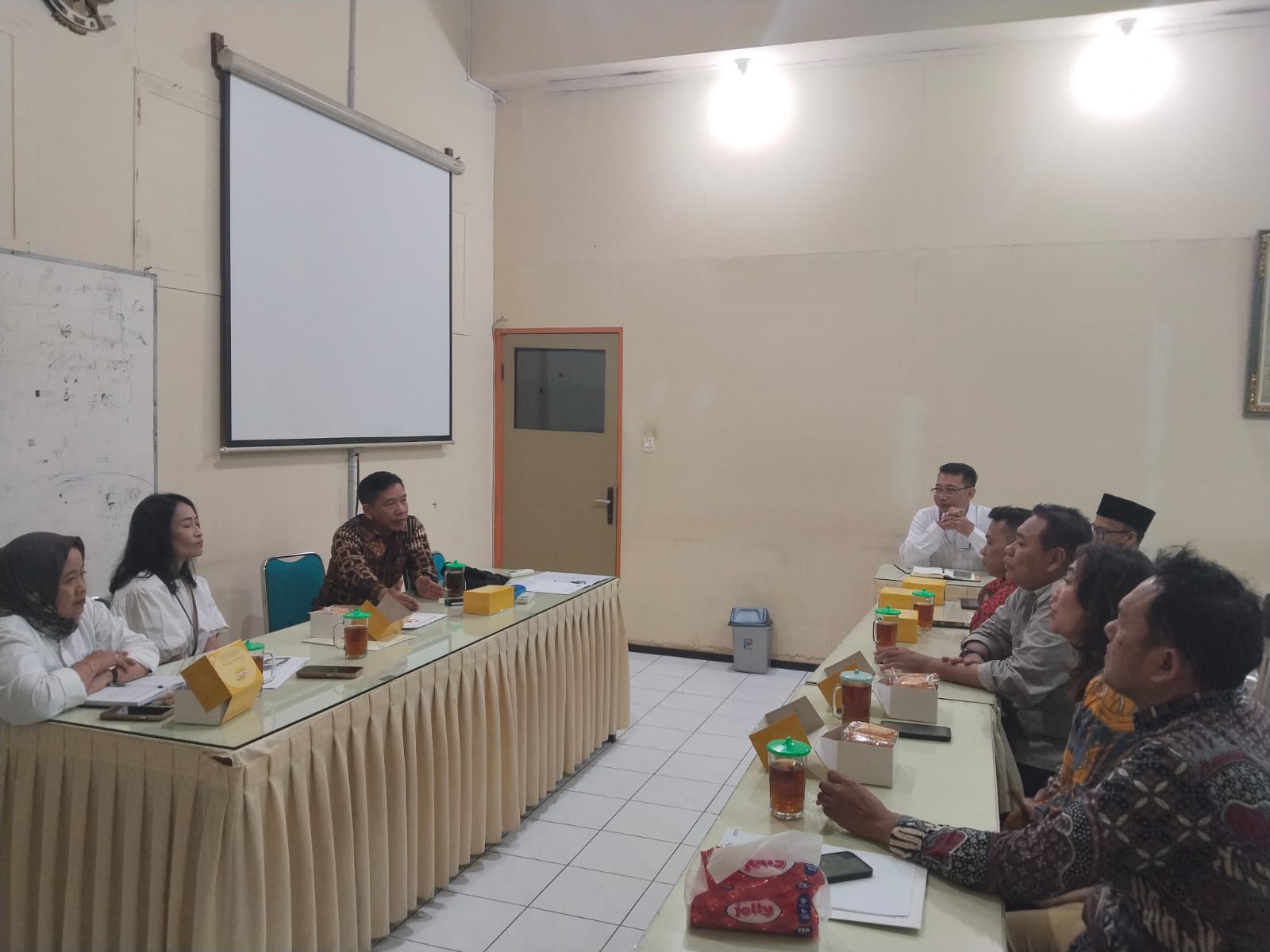 Bawaslu Kota Surakarta bersama Fakultas Ilmu Sosial dan Ilmu Politik (FISIP) Universitas Slamet Riyadi (Unisri) Surakarta saat pertemuan tindak lanjut kerja sama di Ruang Sidang FISIP Unisri