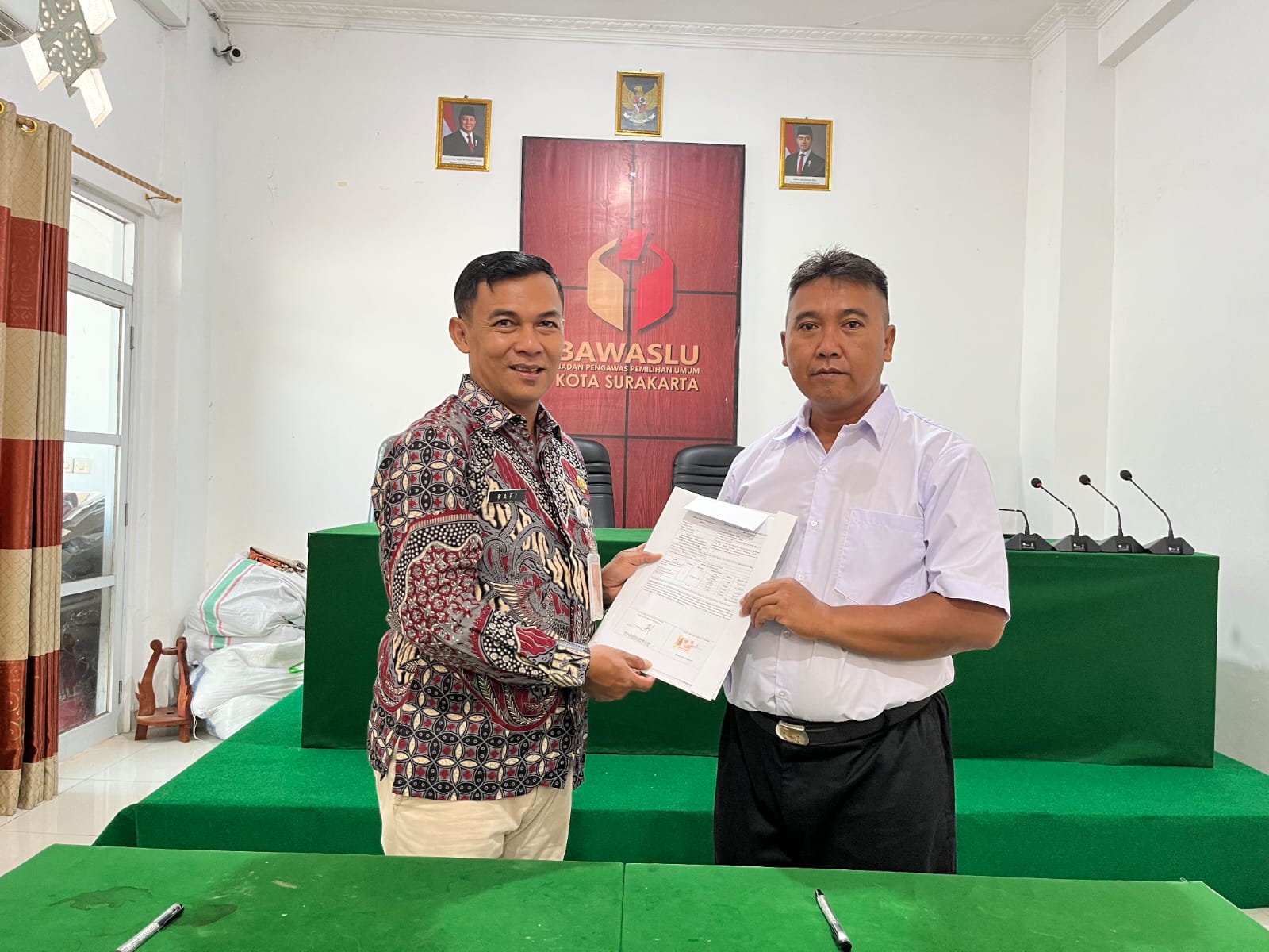 Penandatanganan kontrak tenaga keamanan di Bawaslu Kota Surakarta 