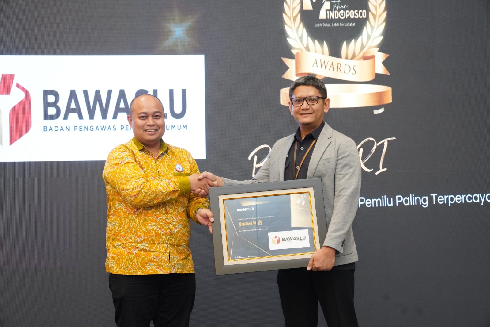 Kepala Biro Hukum dan Humas Bawaslu RI Agung Bagus Gede Bhayu Indraatmaja (kanan) saat menerima penghargaan sebagai Lembaga Penyelenggara Pemilu Paling Tepercaya dari Indopos.co