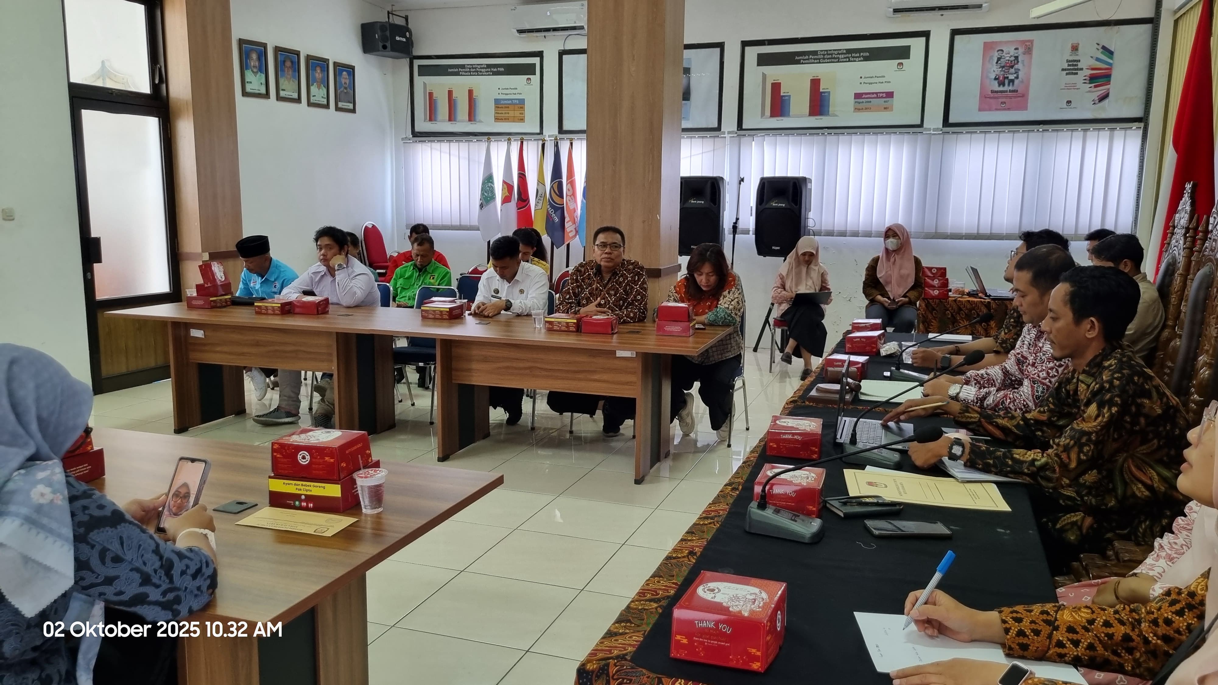 Agus Sulistyo saat menyampaikan catatan hasil pengawasan dalam rapat pleno PDPB Triwulan III Tahun 2025 di Kantor KPU Kota Surakarta