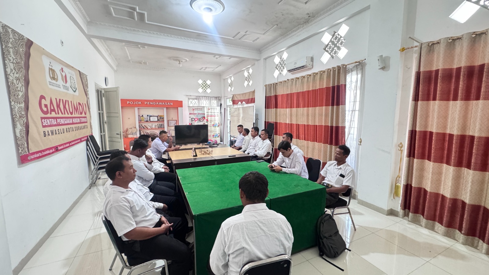 Peserta seleksi rekrutmen Satpam Bawaslu Kota Surakarta saat menunggu jadwal interview di Aula Bawaslu Kota Surakarta