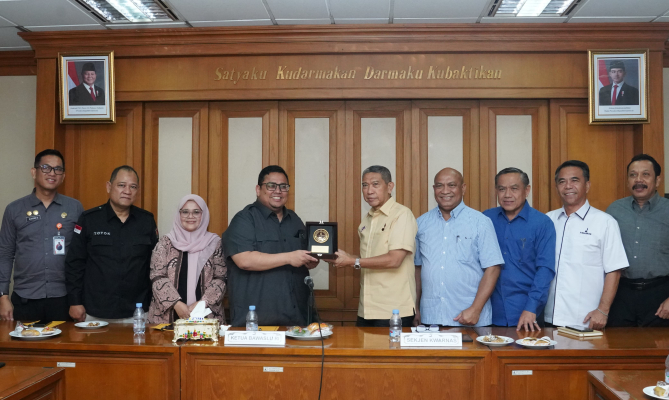 Kiri ke kanan: Anggota Bawaslu Totok Hariyono, Anggota Bawaslu Lolly Suhenty, dan Ketua Bawaslu Rahmat Bagja saat audiensi dengan jajaran Kwarnas Gerakan Pramuka di Jakarta, Selasa, (7/10/2025).