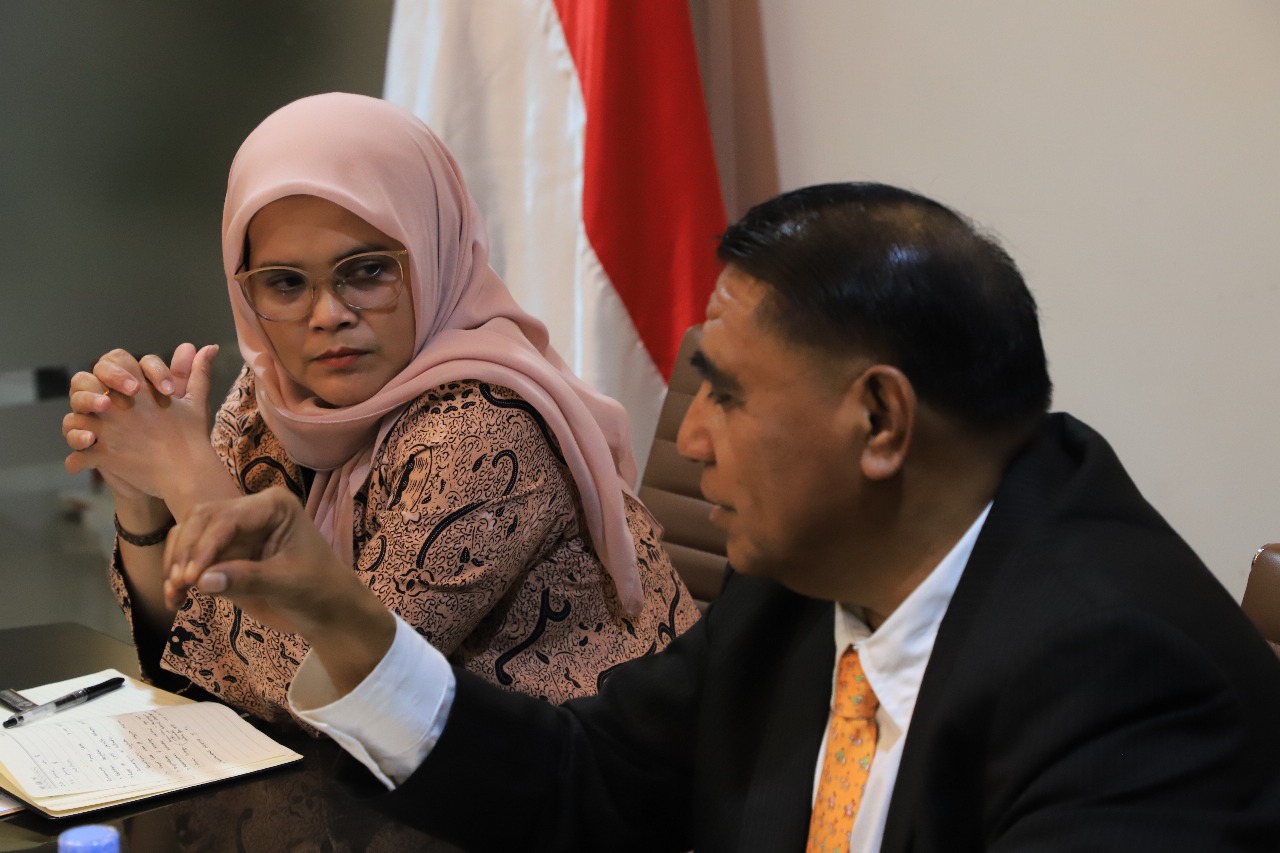 nggota Bawaslu Lolly Suhenty (kiri) dan Presiden NCE Timor-Leste Agostinho da Costa Belo Pereira saat audiensi di Gedung Bawaslu, Jakarta, Selasa (7/10/2025).