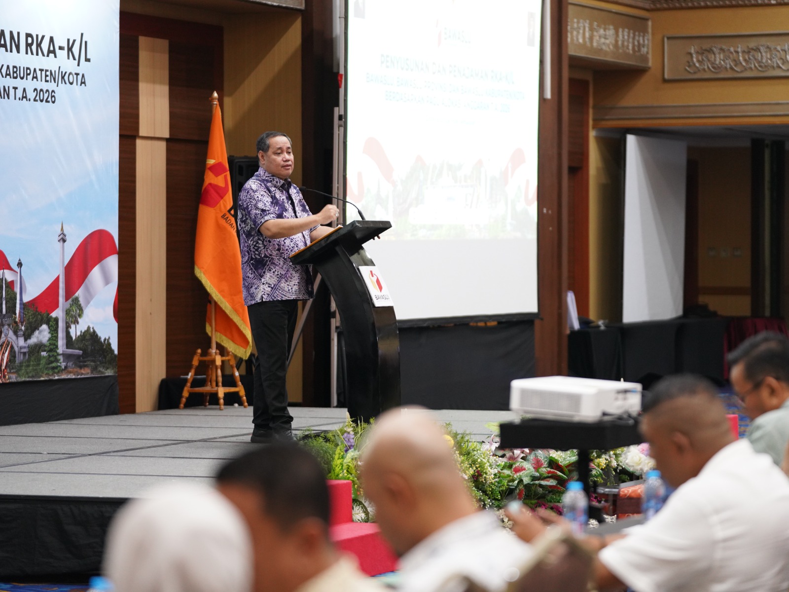 Anggota Bawaslu Herwyn JH Malonda dalam Penyusunan dan Penajaman RKA-K/L Bawaslu Provinsi dan Bawaslu Kabupaten/Kota TA 2026, Kamis (09/10/2025).