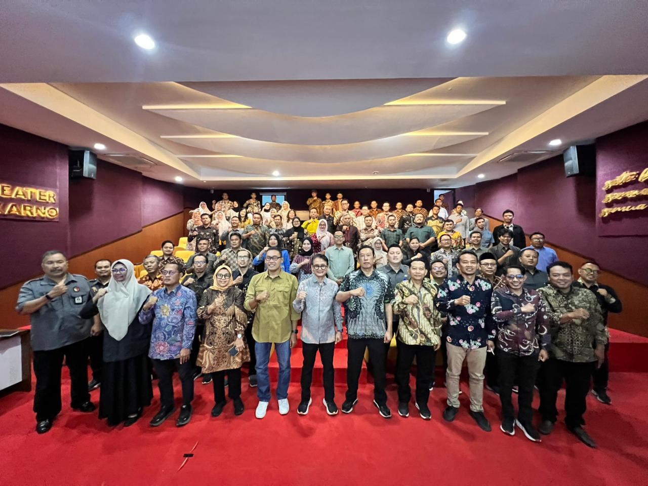 Foto bersama Rapat Koordinasi Optimalisasi Penguatan Kelembagaan dalam Pengawasan Partisipatif bersama Mitra Strategis serta Tata Kelola Informasi dan Dokumentasinya