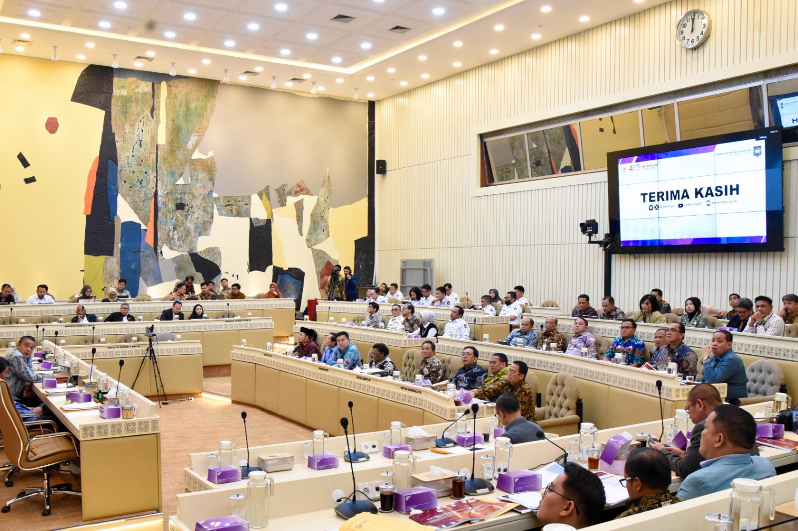 Suasana forum Rapat Kerja dan Rapat Dengar Pendapat (RDP) Persiapan Penyelenggaraan PSU Pilkada Tahun 2024 Hasil Putusan MK Bersama Komisi II DPR, Kementrian Dalam Negeri, KPU dan DKPP di Gedung MPR/DPR Senayan, Jakarta, Kamis (27/02/2025)