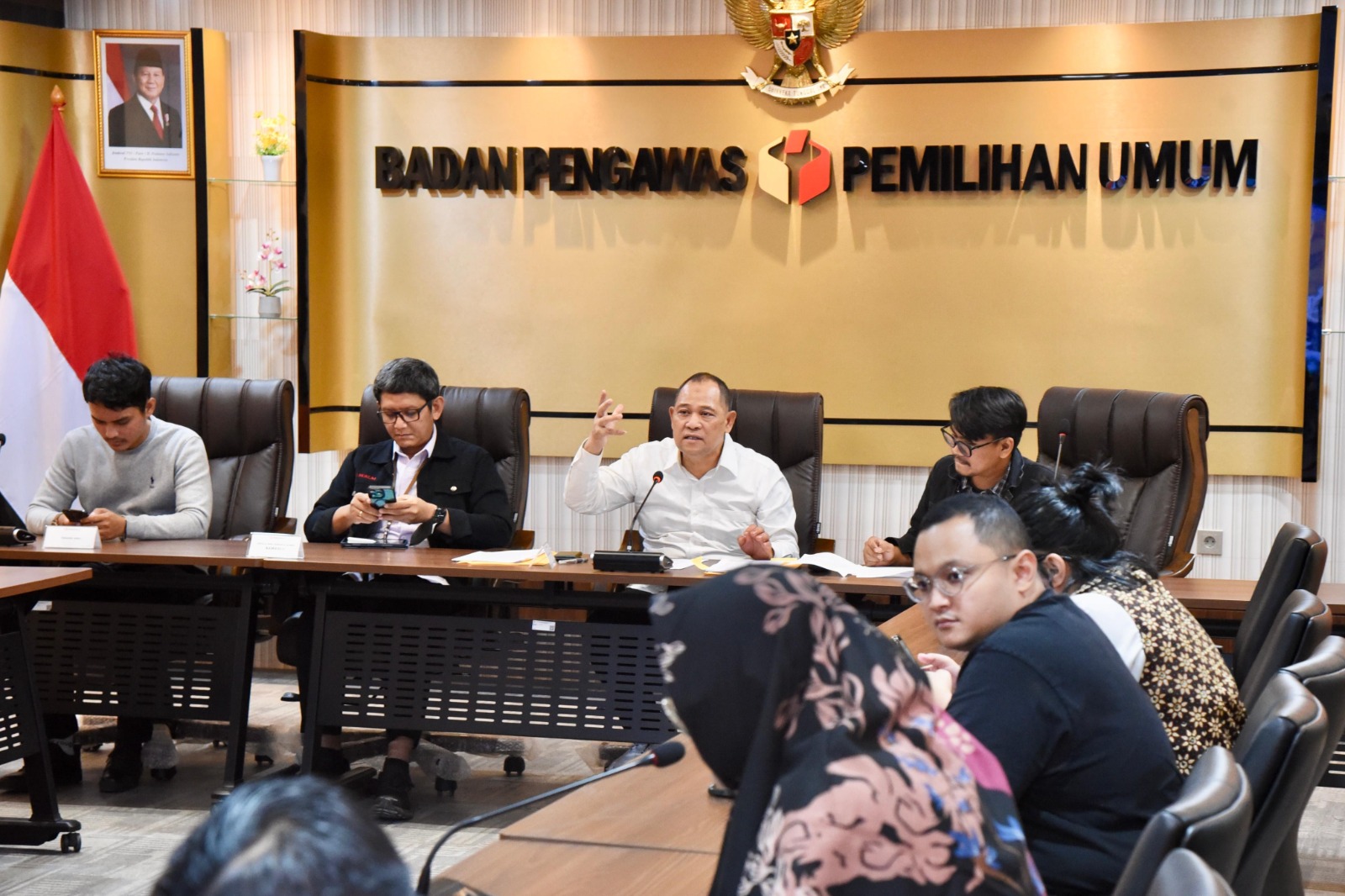 Anggota Bawaslu Totok Hariyono dalam Rapat Pembahasan Pelaksanaan Pemungutan Suara Ulang di Jakarta, Rabu (12/3/2025).