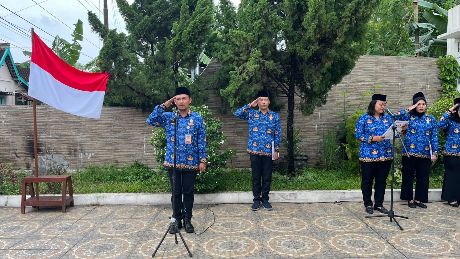 Upacara Peringatan Hari Sumpah Pemuda ke-97 Tahun 2025 di halaman kantor Bawaslu Kota Surakarta