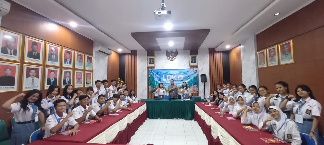 Setyo Puji S (Anggota Bawaslu Kota Surakarta) saat menjadi narasumber dalam Latihan Dasar Kepemimpinan Siswa (LDKS) di SMKN 8 Surakarta