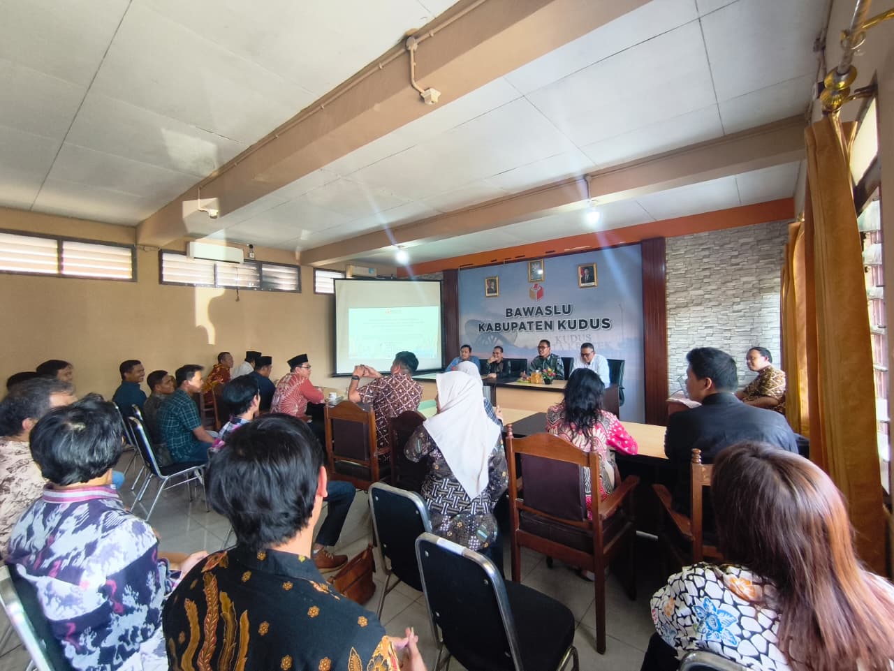 Bawaslu Kota Surakarta yang diwakili oleh Kordiv P2H Agus Sulistyo dan Kordiv PP Datin Poppy Kusuma menghadiri kegiatan Penguatan Kelembagaan Pengawas Pemilu, Persiapan Pengawasan PDPB Triwulan IV, serta Evaluasi Pengawasan Partisipatif Tahun 2025