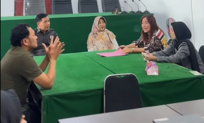 Dosen pembimbing magang dari Universitas Sebelas Maret (UNS) saat melakukan kunjungan ke kantor Bawaslu Kota Surakarta dan diteria oleh Ketua dan Anggota Bawaslu Surakarta