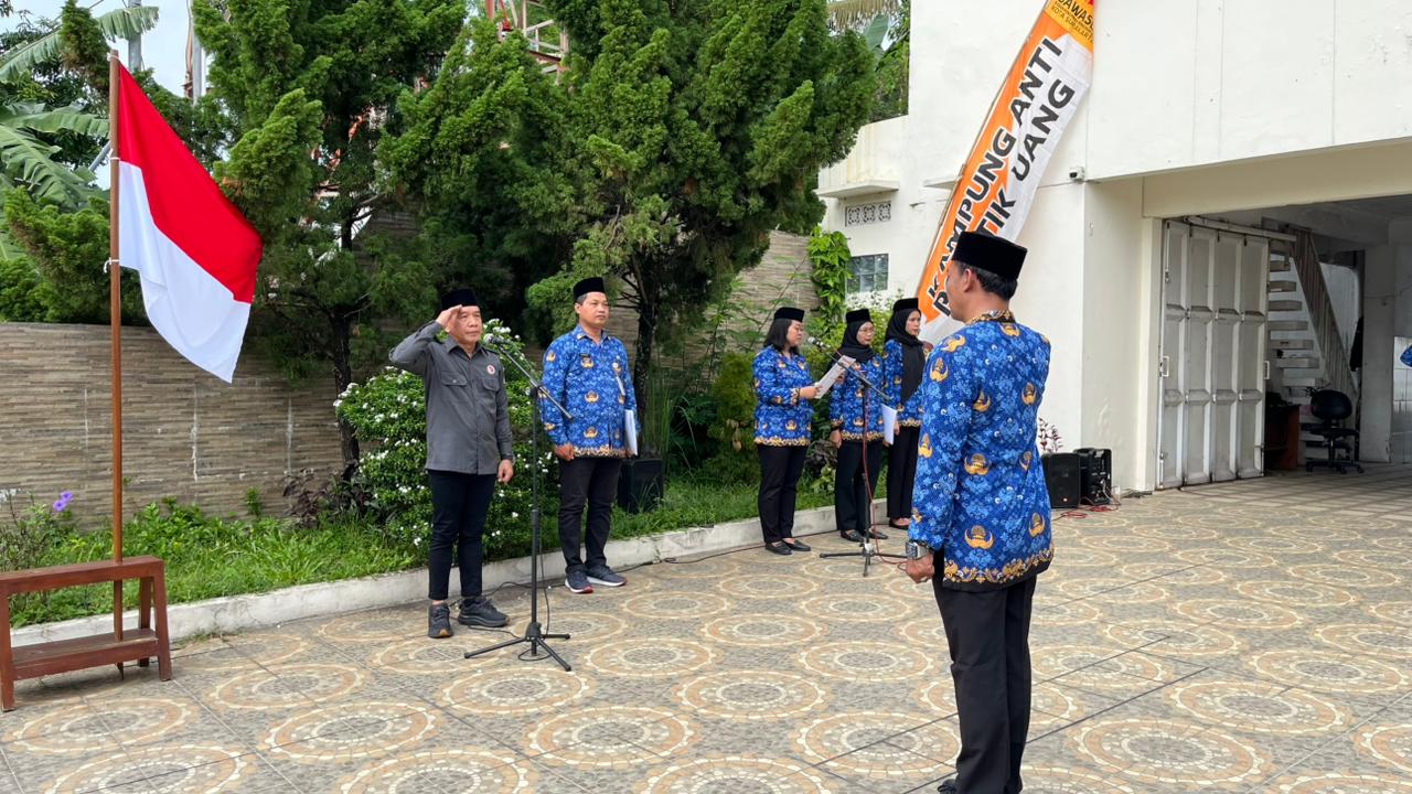 upacara peringatan Hari Pahlawan yang dilaksanakan di halaman Kantor Bawaslu Kota Surakarta