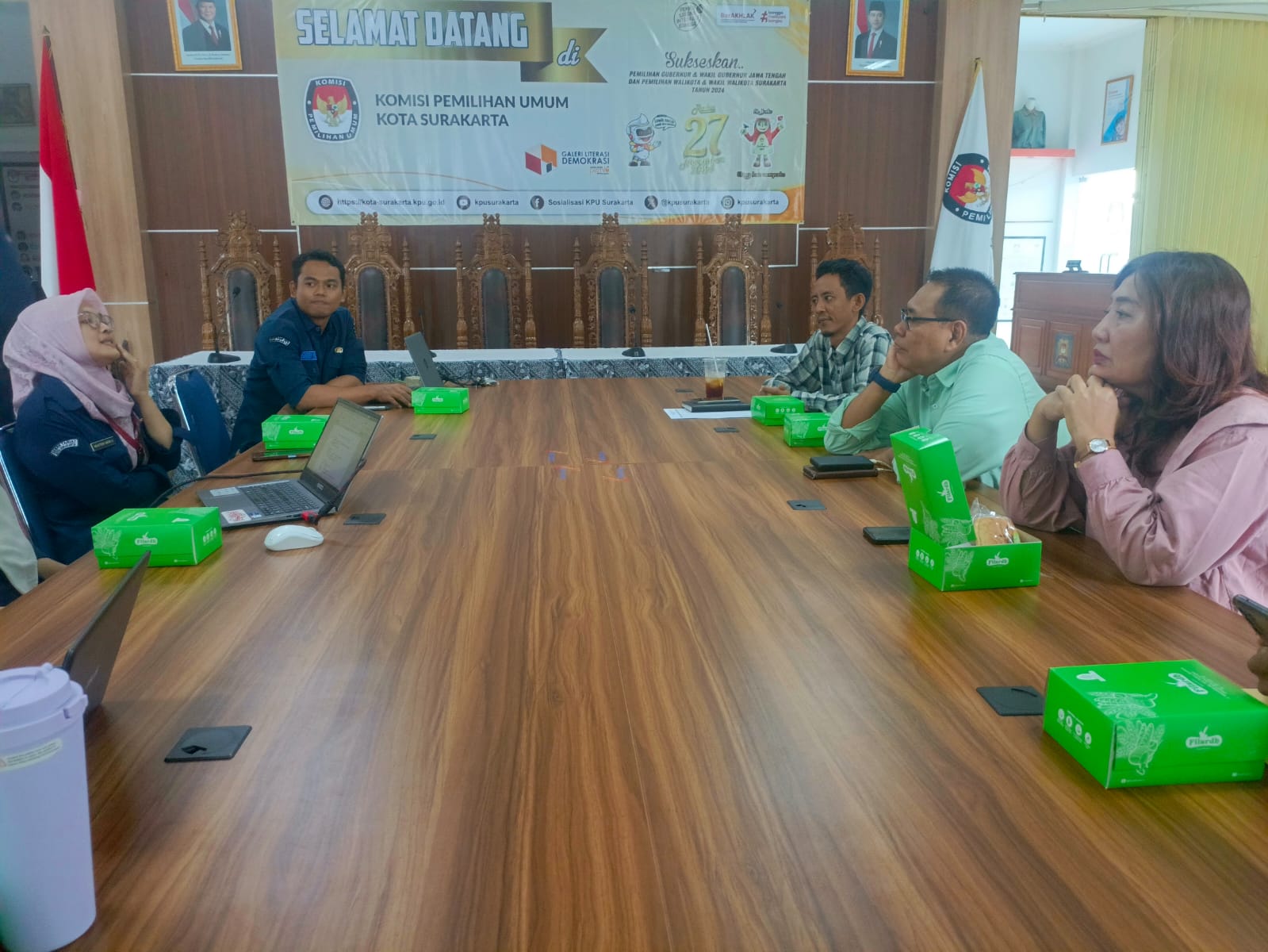 Anggota Bawaslu Kota Surakarta, Agus Sulistyo dan Poppy Kusuma saat menghadiri rapat koordinasi persiapan pelaksanaan Pencocokan dan Penelitian Terbatas (Coktas) di KPU Kota Surakarta