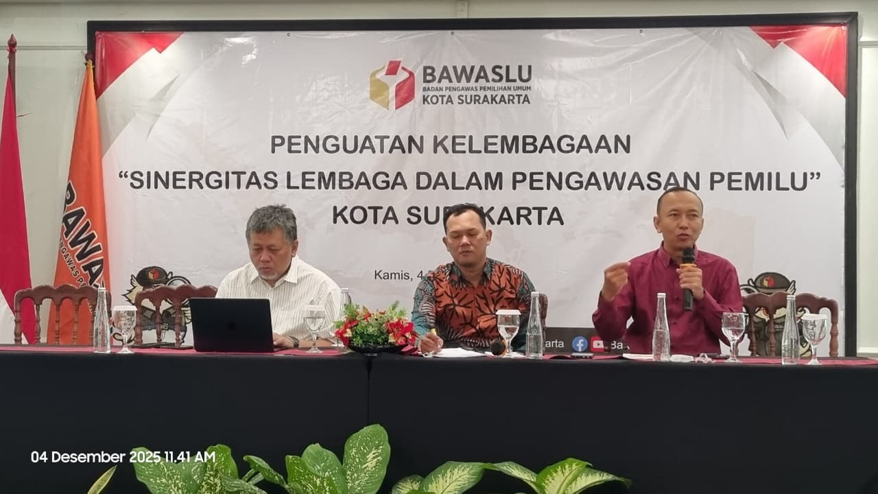 Para narasumber  menyampaikan materi pada kegiatan Rapat Koordinasi Penguatan Kelembagaan Pengawas Pemilu dengan tema “Sinergitas Lembaga dalam Pengawasan Pemilu Kota Surakarta” yang digelar di Mahalaya Hotel Surakarta, Kamis (4/12/2025).
