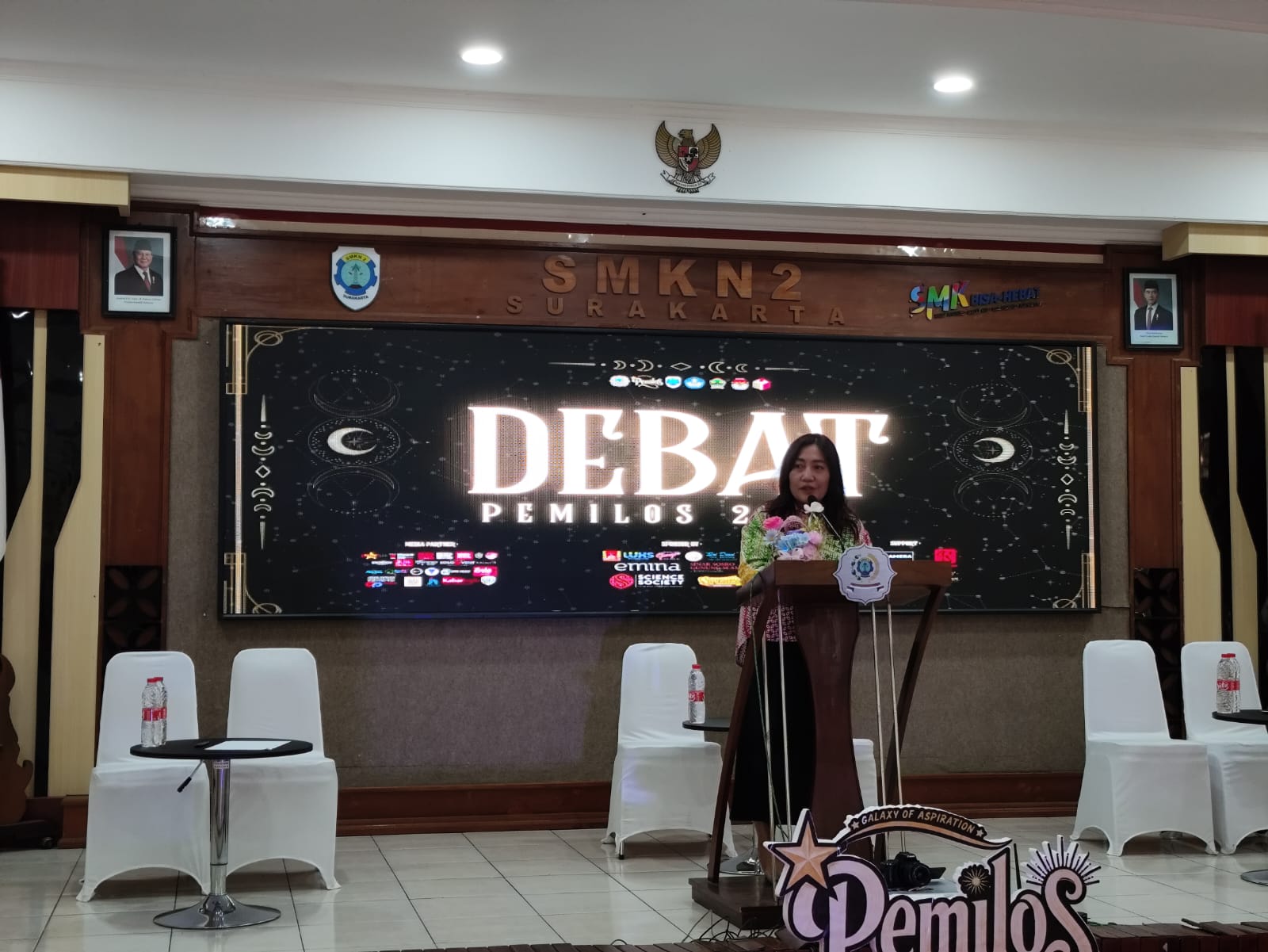Poppy Kusuma, Anggota Bawaslu Surakarta saat memberikan sambutan pada acara Debat Pemilos di SMK N 2 Surakarta