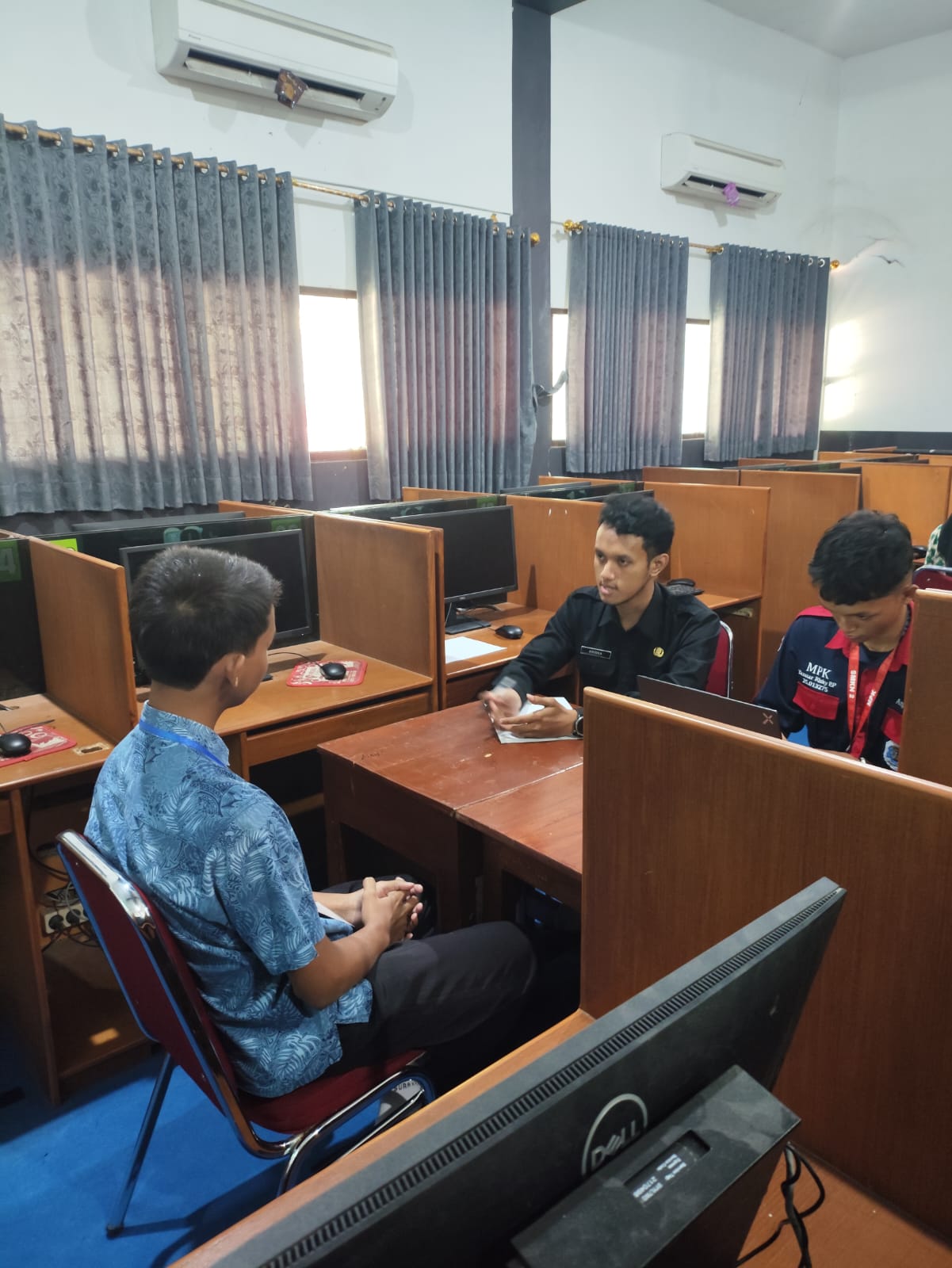 Staf Sekretariat Bawaslu Kota Surakarta saat menjadi Tim Penilai Seleksi Calon Ketua Osis SMK N 2 Surakarta