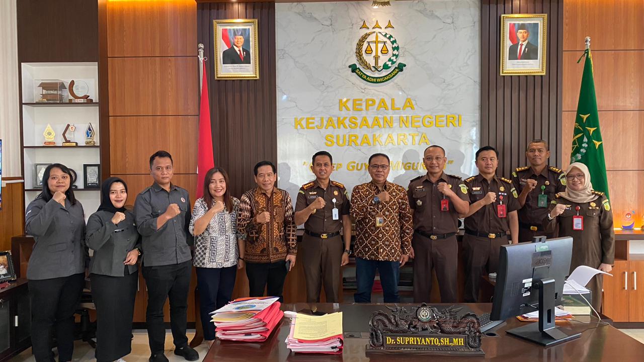 Foto Bersama Ketua dan Anggota Bawaslu Kota Surakarta dengan Kajari Surakarta 