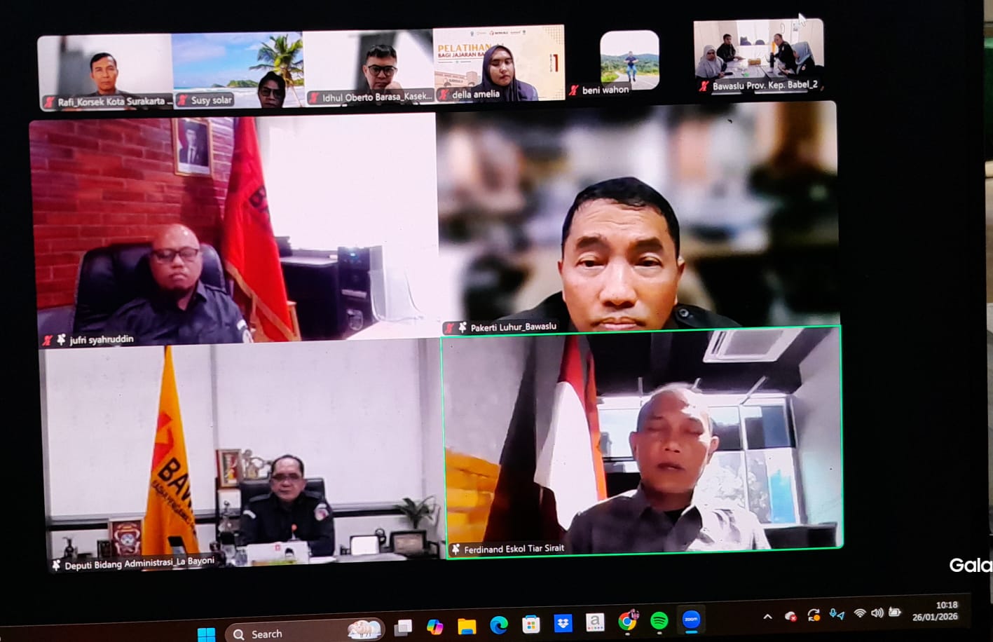 Koordinator Sekretariat Bawaslu Kota Surakarta, Rafi Ulludin Himam saat mengikuti Rapat Pembinaan dan Evaluasi Mingguan Bawaslu RI yang di gelar secara daring