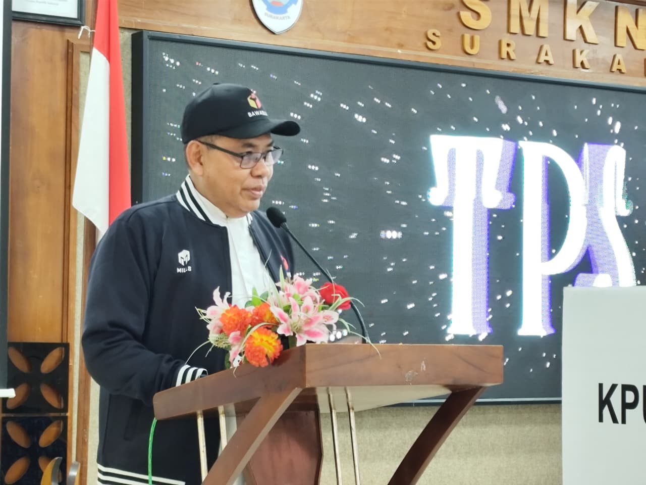 Anggota Bawaslu Kota Surakarta, Agus Sulistyo, S.E., M.M. saat memberikan sambutan dan arahan pada kegiatan Pemilos SMK N 2 Surakarta