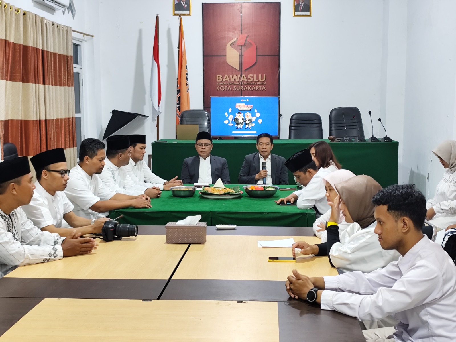 Launching Ngabuburit Pengawasan oleh Ketua Bawaslu Kota Surakarta, Budi Wahyono